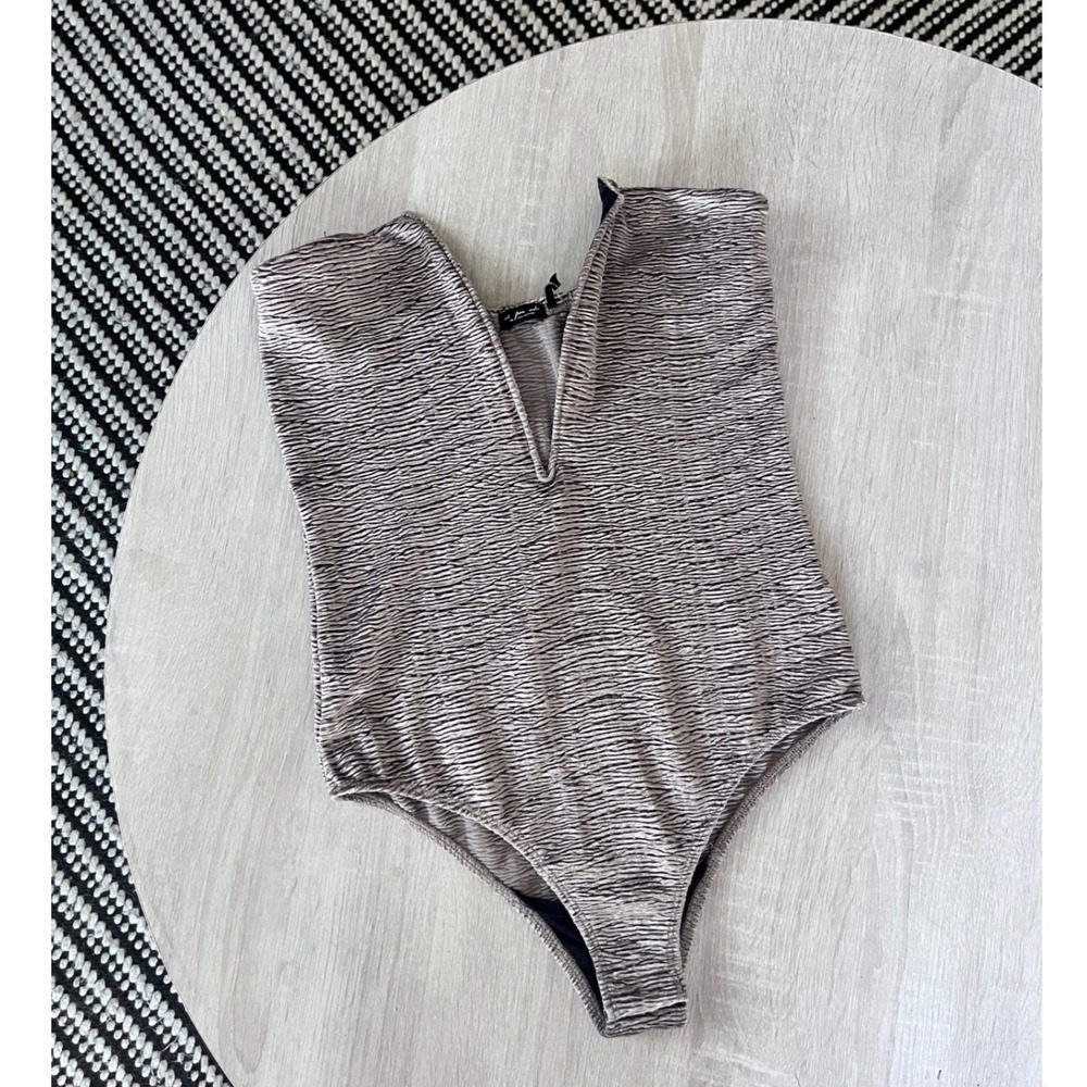 Out From Under Urban Outfitters Plisse V-Wire Strapless Bodysuit Taupe Metallic